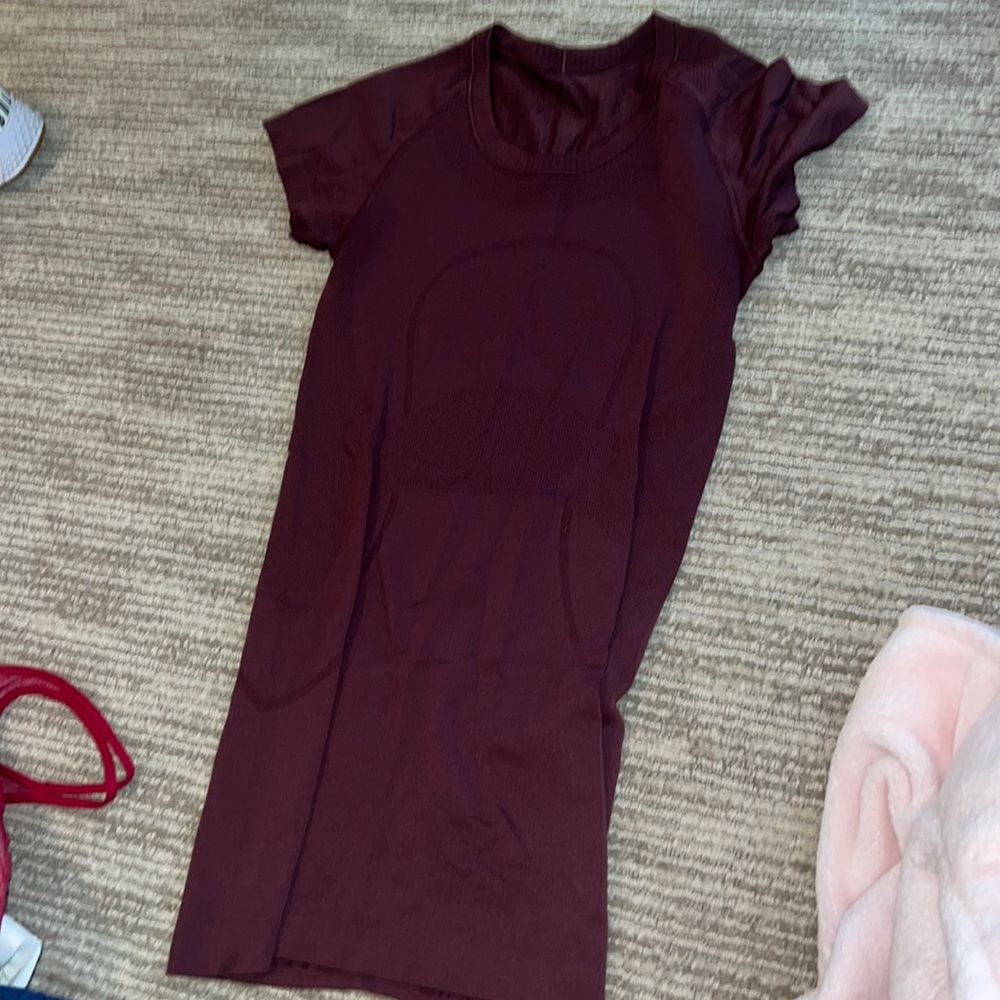Maroon lulu size 2 short sleeve!!